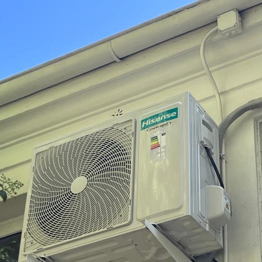Unidad exterior con soporte en muro