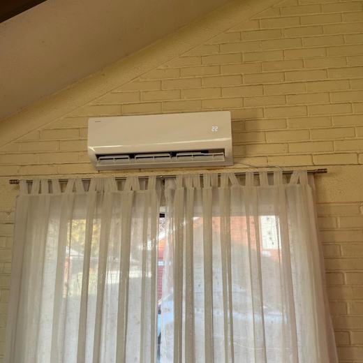 Split instalado junto a cortinas