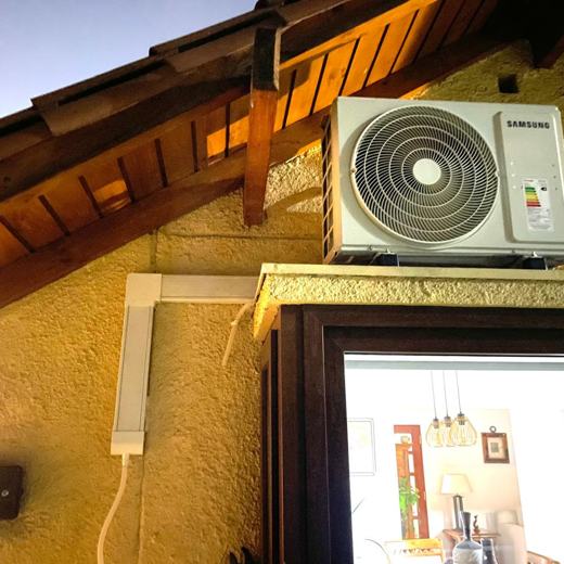 Unidad exterior con canaleta en techo