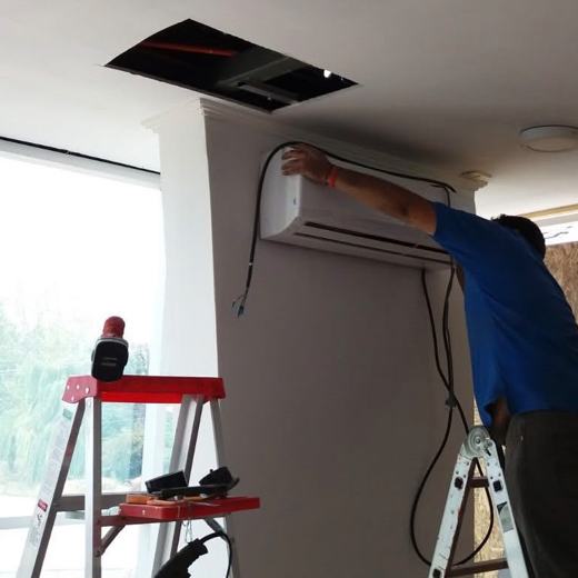 Técnico trabajando en equipo interior